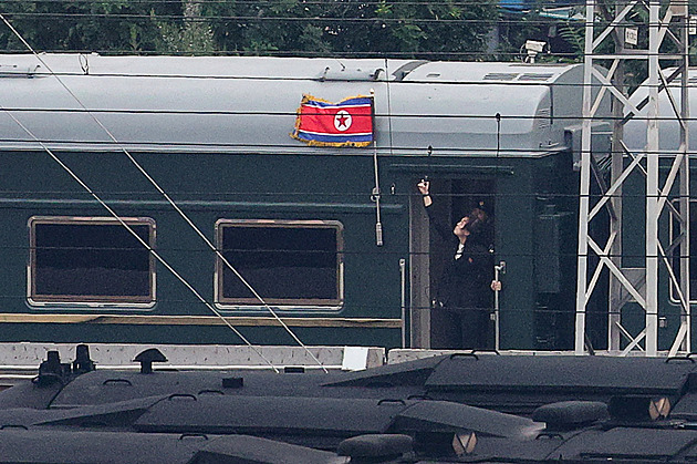 Kim dorazil do Pekingu, na jeho vlaku vlála severokorejská vlajka