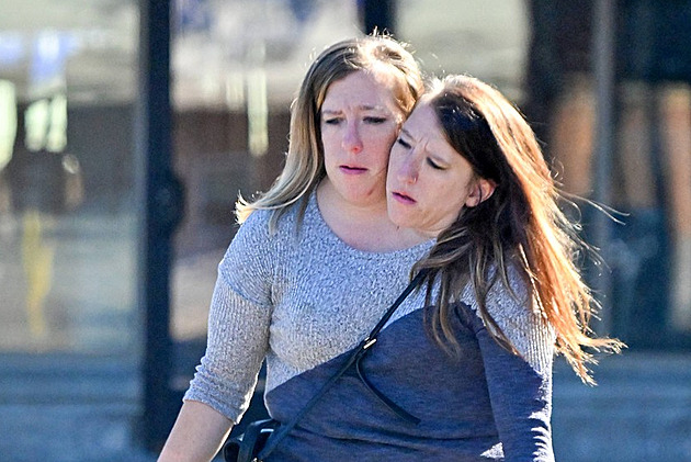 Dvouhlavá siamská dvojčata vyfotili s miminkem. Tají, jestli je jejich