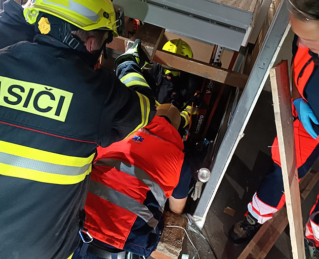 Na pracovníka v rekonstruovaném pivovaru spadl výtah a těžce ho zranil