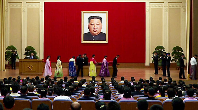Kim Čong-un posiluje kult osobnosti. Zveřejnil první portrét bez předchůdců