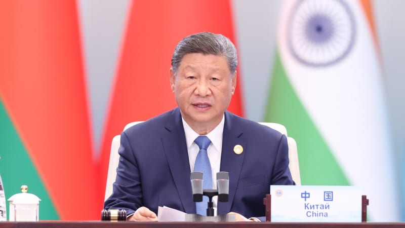 Lidstvo čelí volbě mezi mírem a válkou, zaznělo v Číně. Na náměstí pak vyjely jaderné zbraně