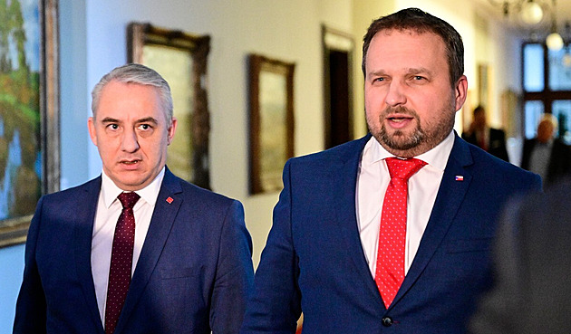 Odbory požadují, ať vláda přidá zaměstnancům státu 10 procent do tarifů