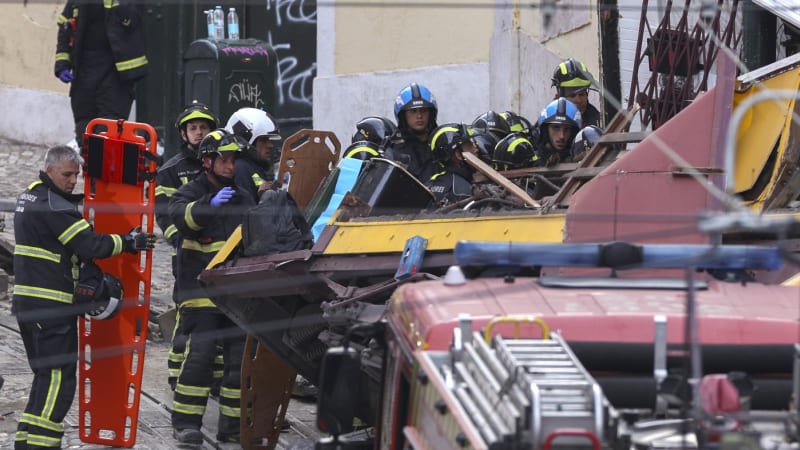 Fatální nehoda lisabonské lanovky: 16 lidí zemřelo, řada pasažérů zůstala zaklíněna ve voze