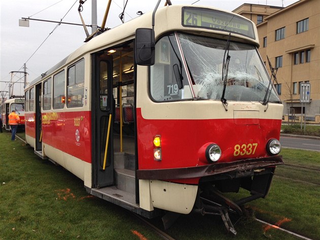 Matka s dětmi přecházela koleje na červenou, narazila do nich tramvaj