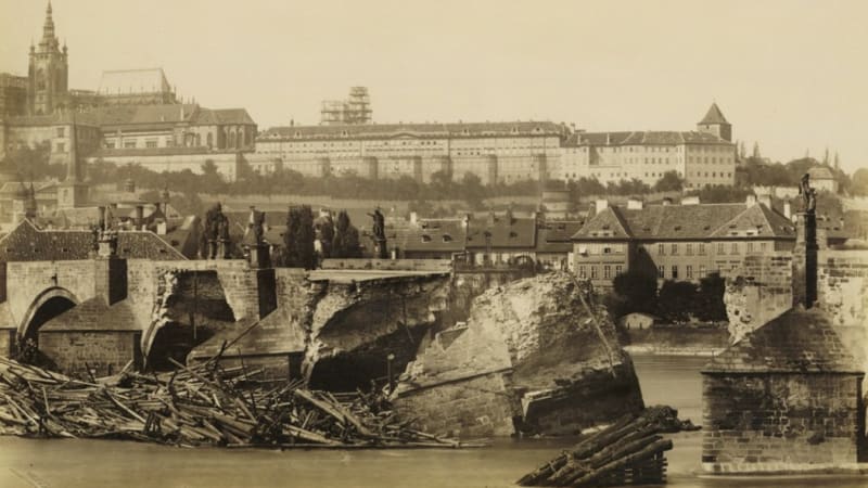 Strážník zaslechl strašlivý praskot aneb Jak se před 135 lety zřítil Karlův most