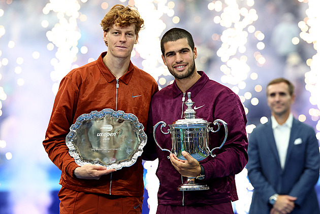 Skromní šampioni. Alcaraz pořád bydlí u rodičů, Sinnerovi fandí i adoptovaný bratr