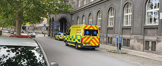 Při rekonstrukci bytu v centru Plzně vybouchl plyn, řemeslníka odvezla sanitka