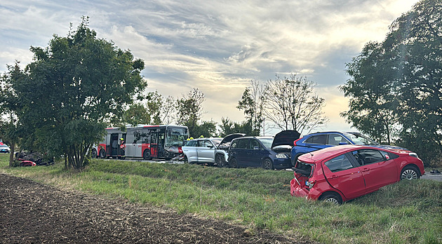 Autobus na Mělnicku narazil do kolony aut, zdravotníci ošetřili 11 lidí