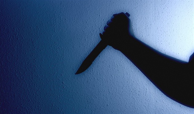 Přistihl zloděje, ten ho pobodal. Policie pátrá po nebezpečném útočníkovi