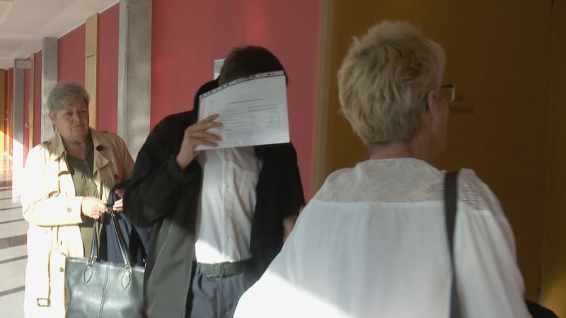 Vystřílím školu, vyhrožoval mladík v Praze. Před soudem se hájí „černým humorem“