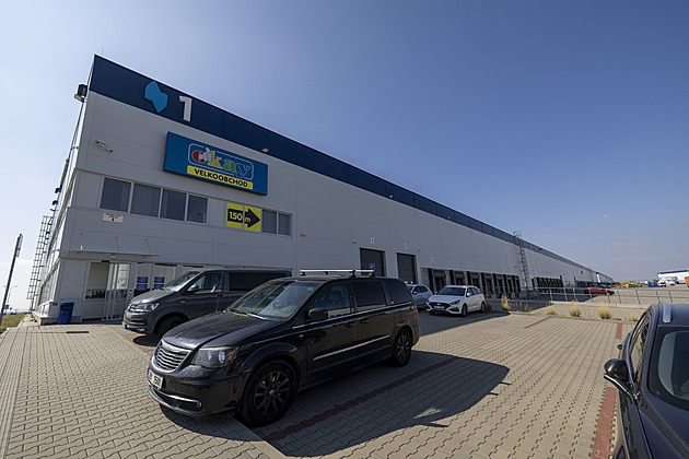 Vysavače, mikrovlnky, ale i auta. Majetek zkrachovalého Okay míří do dražby