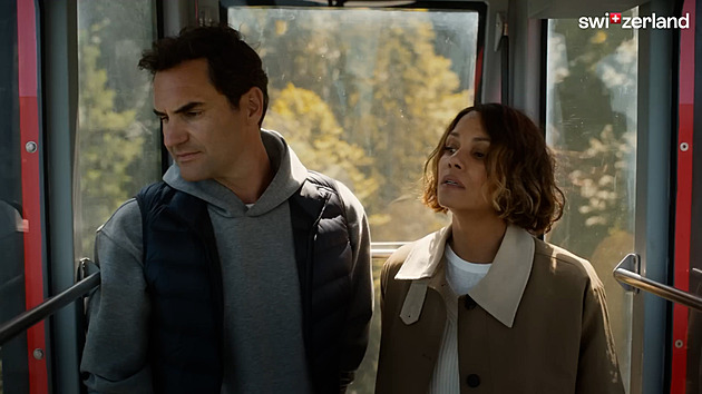 VIDEO: Roztomilá a vtipná Halle Berry zve na podzim ve Švýcarsku