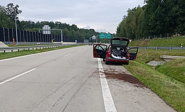 Opilý muž boural do svodidel a usnul v autě na dálnici, vedle něj si hrálo dítě
