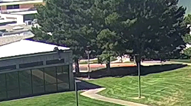 Skáče ze střechy a prchá. FBI ukázala video střelce na Kirka. Vance převezl rakev