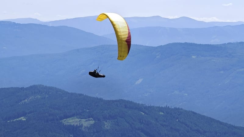 Pád paraglidisty v Krkonoších: Zřítil se z velké výšky, podle policie nezvládl přistání