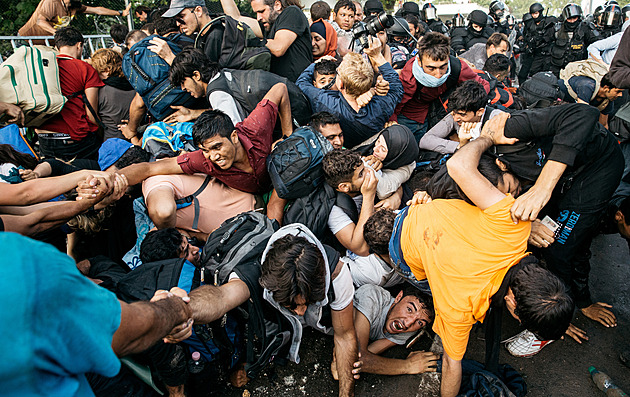 Lidský špunt. Vyfotil nápor běženců na bránu Evropy, pak dostal zásah slzákem