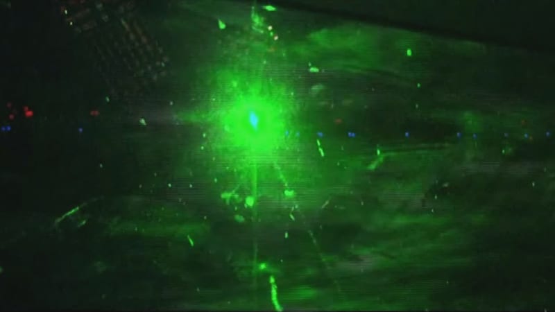 V Plzni někdo namířil laser na letící záchranářský vrtulník s pacientem. Zranil člena posádky