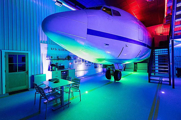 Do rodinného domu narvali parádní Boeing 727. Kokpit je kompletní, v trupu spí