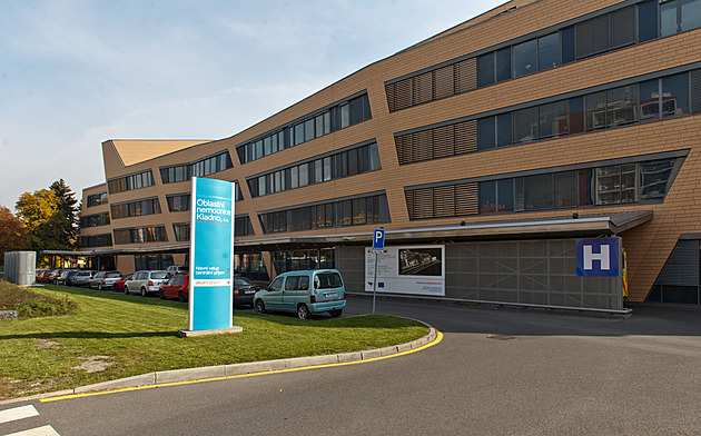 Muž s kuší vyděsil lidi v kladenské nemocnici. Báli se, že má střelnou zbraň