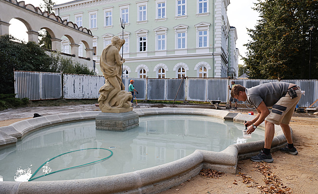 Po dvou letech je zpátky. Do krnovské kašny se vrátila ikonická socha Neptuna