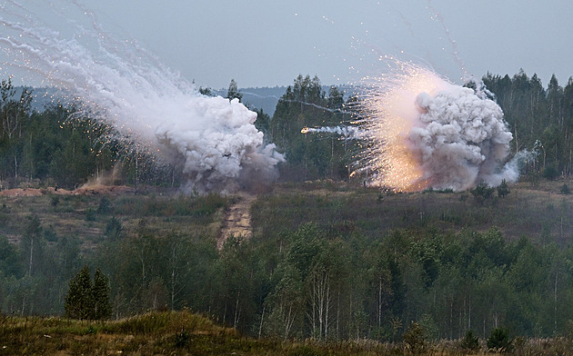 OBRAZEM: Rakety, vznášedla, drony. Rusko při manévrech ukázalo svůj arzenál v akci