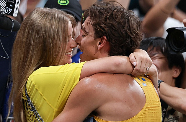 Polibek po světovém rekordu. Navždy hrdá, chlubila se Duplantisova snoubenka