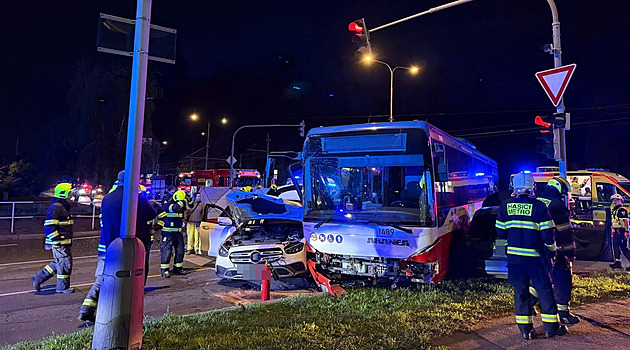 V Malešicích se srazil autobus a tři auta, záchranáři ošetřili čtyři zraněné