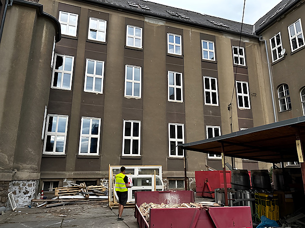 Opravy škol se protáhly. Děti se učí v hospodě i hasičárně, ředitel hlásí z kotelny