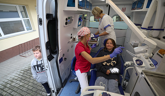 U základních škol zaparkoval „dentobus“. Šedesát procent dětí má kaz, ukázalo se