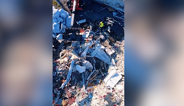 Sklolaminát odvezli, zbývají autobaterie. Ze skládky v Jiříkově odeberou vzorky