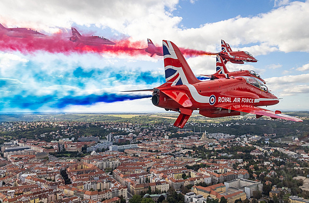 OBRAZEM: Nádhera ze vzduchu. Piloti Red Arrows ukázali fotky z letu nad Prahou