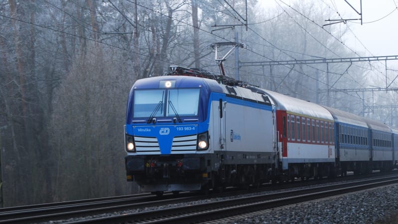 Tragická nehoda na přejezdu v Šumperku: Vlak usmrtil člověka, provoz na trati stál