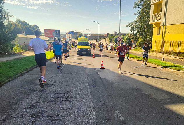Peklo ústeckého půlmaratonu. Desítky běžců kolabovaly, rekordy šly stranou