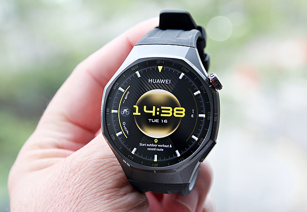 Špičkové chytré hodinky dostaly mamutí baterii. Výdrž je působivá