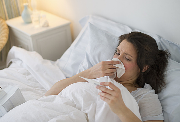 Chřipka vyřadí z práce přes 100 tisíc lidí, na síle nabírá covid