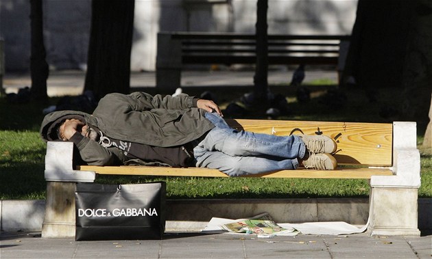 Pracovníci ostrahy obchoďáku podle policie týrali bezdomovce, řezali je nožem