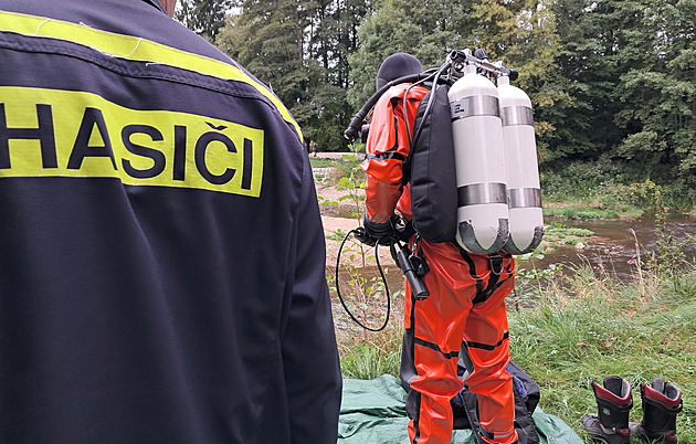 Manévry u Volyňky. Čí jsou dámské boty a oblečení u jezu? Hasiči hledají v řece