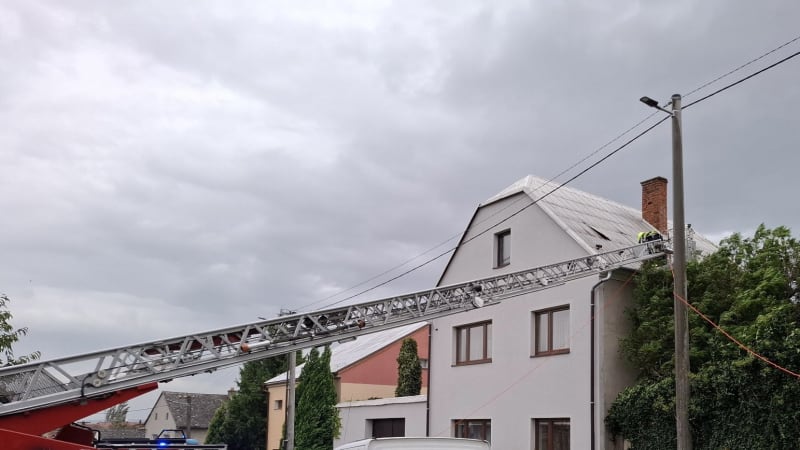 Vichřice v Česku: Bez elektřiny bylo 18 tisíc domácností. Popadané stromy zastavily i železnici