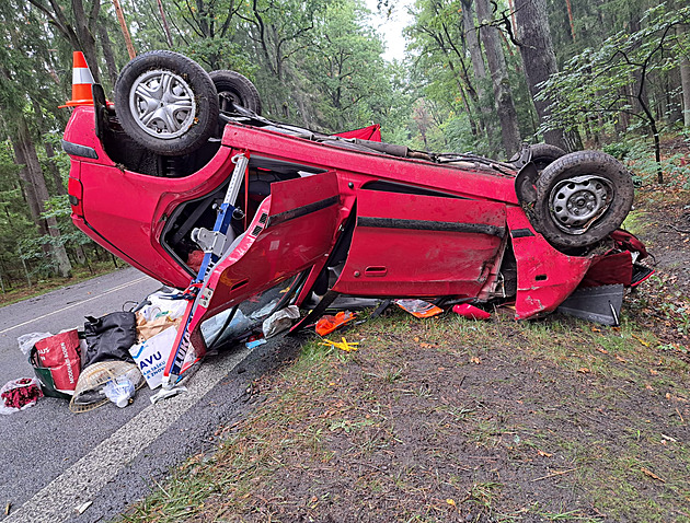 Auto u Třeboně skončilo na střeše, spolujezdkyně na místě zemřela