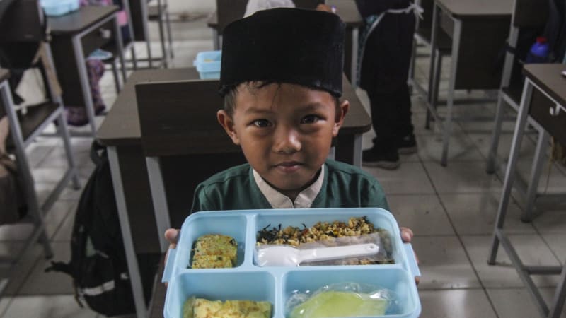 Bezplatné obědy v Indonésii otrávily tisíce dětí. Projekt byl splněným slibem prezidenta