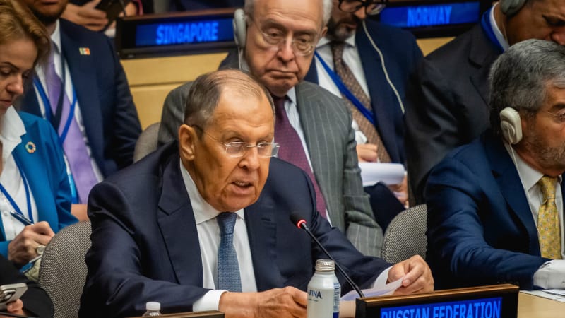 NATO a EU vyhlásily Rusku skutečnou válku a přímo se na ní podílejí, řekl Lavrov