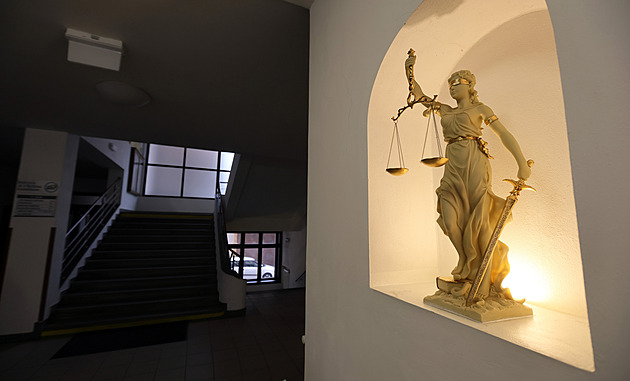 Masér souzený za znásilnění a sexuální nátlak přiznal vinu. Obětem se omluvil