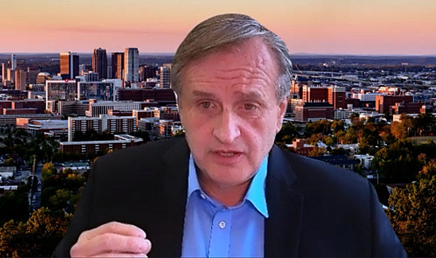 Kvůli Trumpovi a Kennedymu zemřely stovky tisíc lidí, říká imunolog Hel