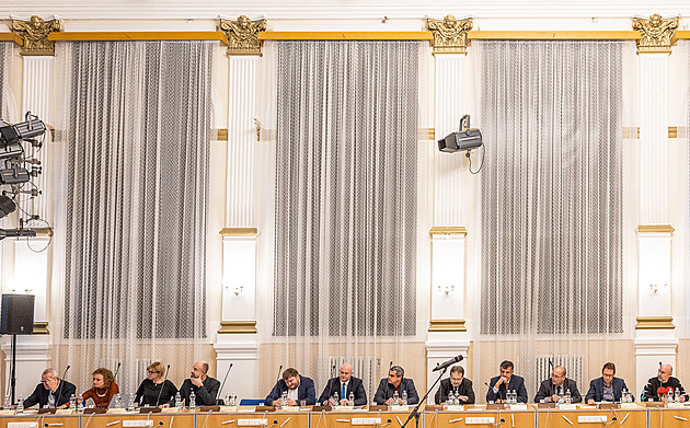 Urážky a hádky. V zastupitelstvu Hradce Králové roste předvolební nervozita