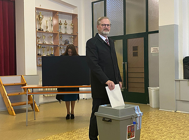 Fiala kroužkoval. Úspěchem bude setrvání ve vládě, míní a apeloval na voliče