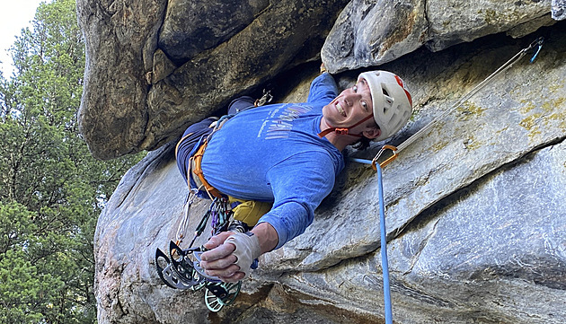 Populární horolezec zemřel po pádu ze skály během živého vysílání