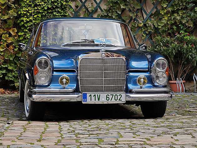 Muzeum automobilových hvězd na vyjížďce. Mercedesy se naparovaly v Mělníku