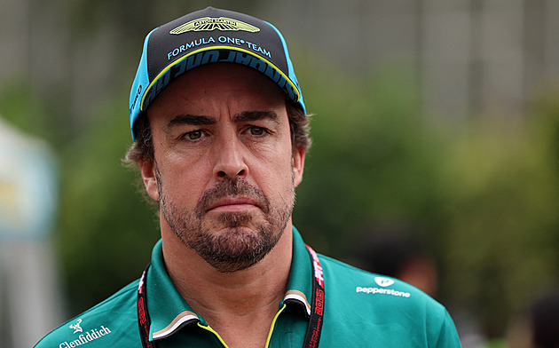 A zase ten Alonso. Veterán v Singapuru zuřil a nadával, naštval ho Hamilton