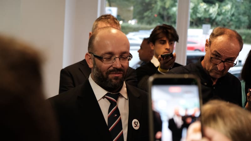 Může Stačilo! zbankrotovat? Lidé přispívají 0,01 Kč a smějí se: Na piano pro bolševické haranty