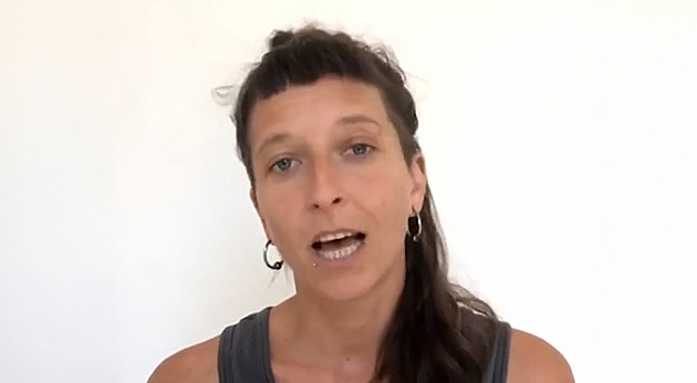 Češka z flotily pro Gazu je zpátky v Praze. Přivítali ji propalestinští aktivisté